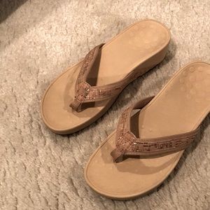 Vionic wedge flip flops women’s size 9